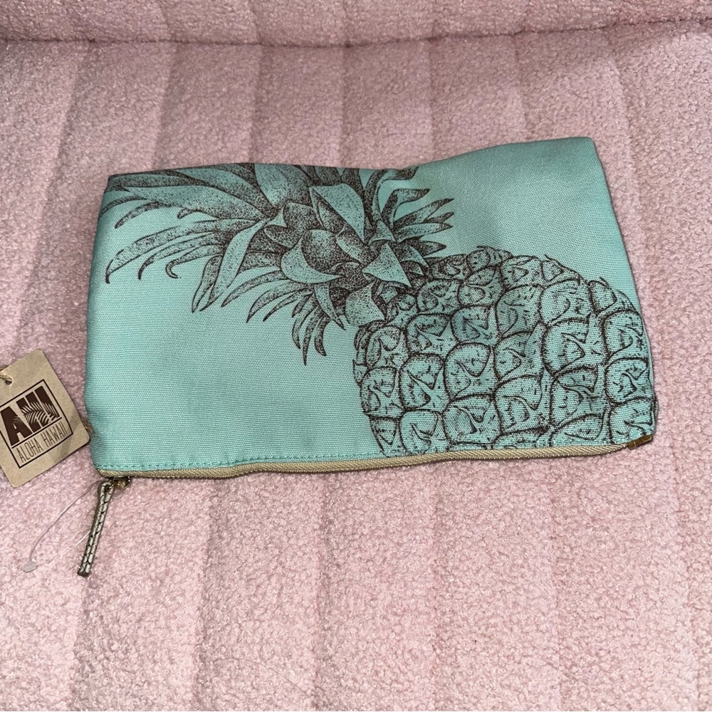 *DONATED* NWT Turquoise Pineapple Clutch